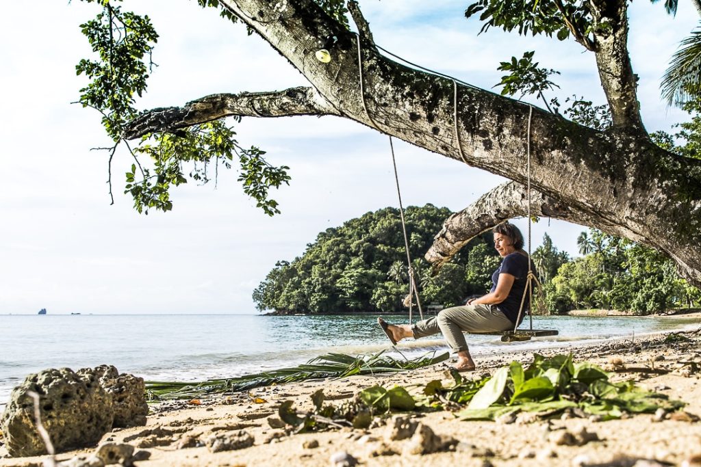 Sur la balançoire Koh Yao Noi, Baie de phang Nga, Thaïlande