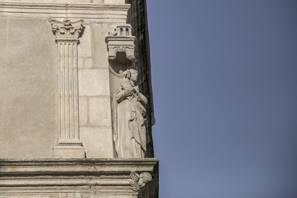 week-end-dans-la-loire-sur-une-fac%cc%a7ade-de-saint-marcellin-en-forez
