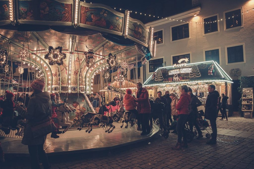 Ambiance familiale sur le marché de Noël de Kempten - bavière, Allemagne