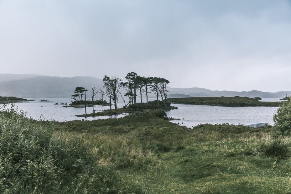 Au bord d'un loch sur la North coast 500 - Ecosse