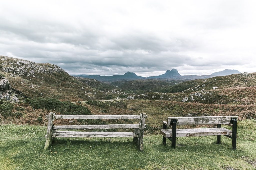 Bancs avec vue sur un loch en Ecosse
