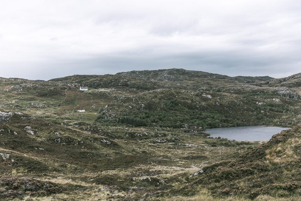 Maison isolée au bord d'un loch sur la North coast 500 en Ecosse