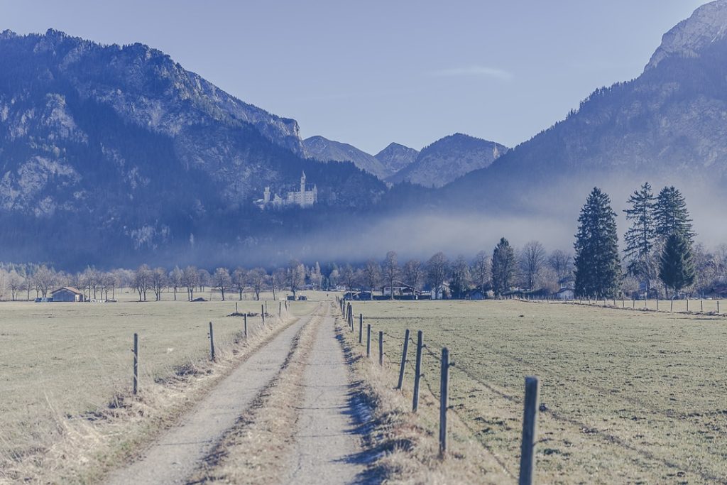 Vue sur le chateau de Neuschwanstein depuis la route de Füssen