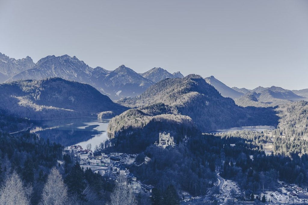 Village et chateau de Hohenschwangau vus depuis le chateau de Neuschwanstein en Bavière