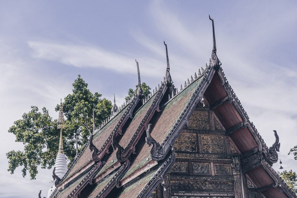 Toit du Wat Pratu Pong à Lampang, Thailande