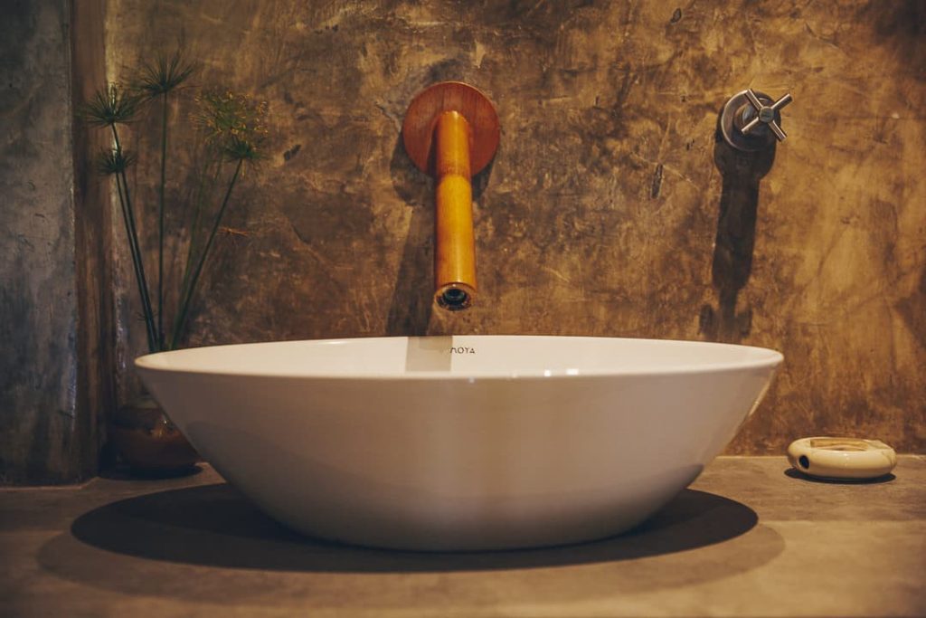 lavabo de la salle de bain de la bamabuh boutique homestay où l'eau coule par un tuyau en Bambou