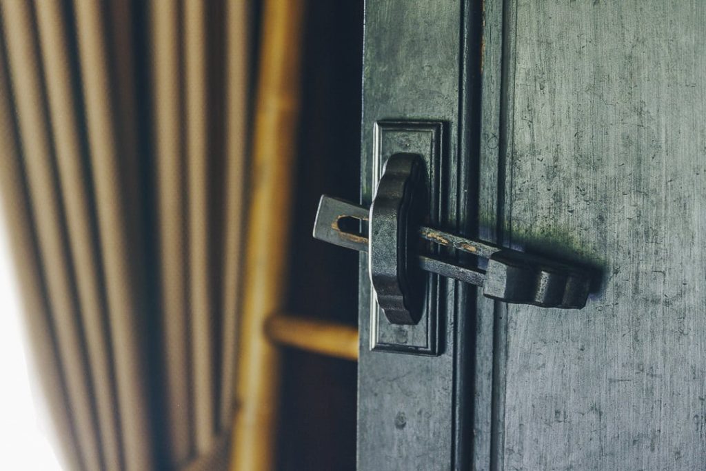 Gros plan sur la porte d'entrée de la chambre en bois de la Bambuh boutique homestay
