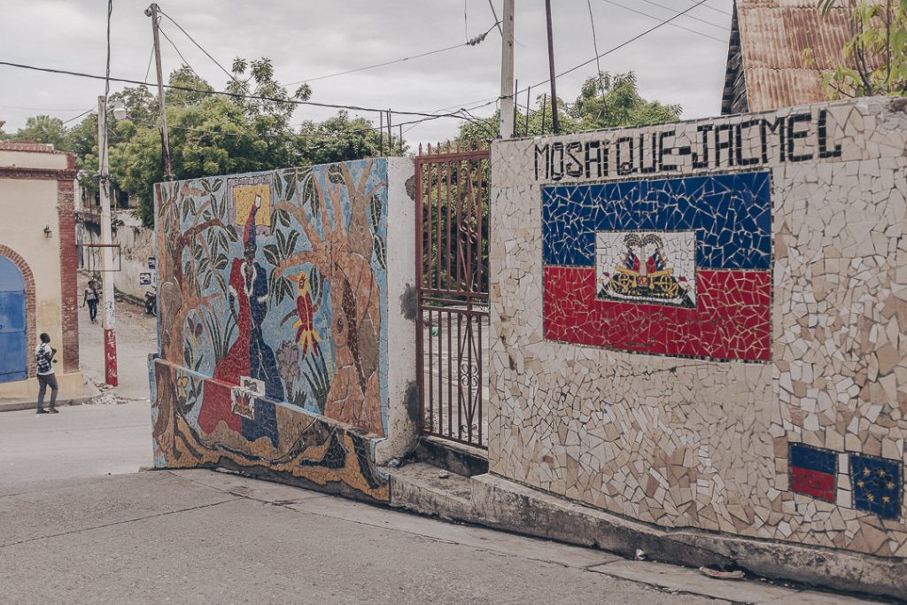 La mosaïque envahit les murs de Jacmel - Haïti