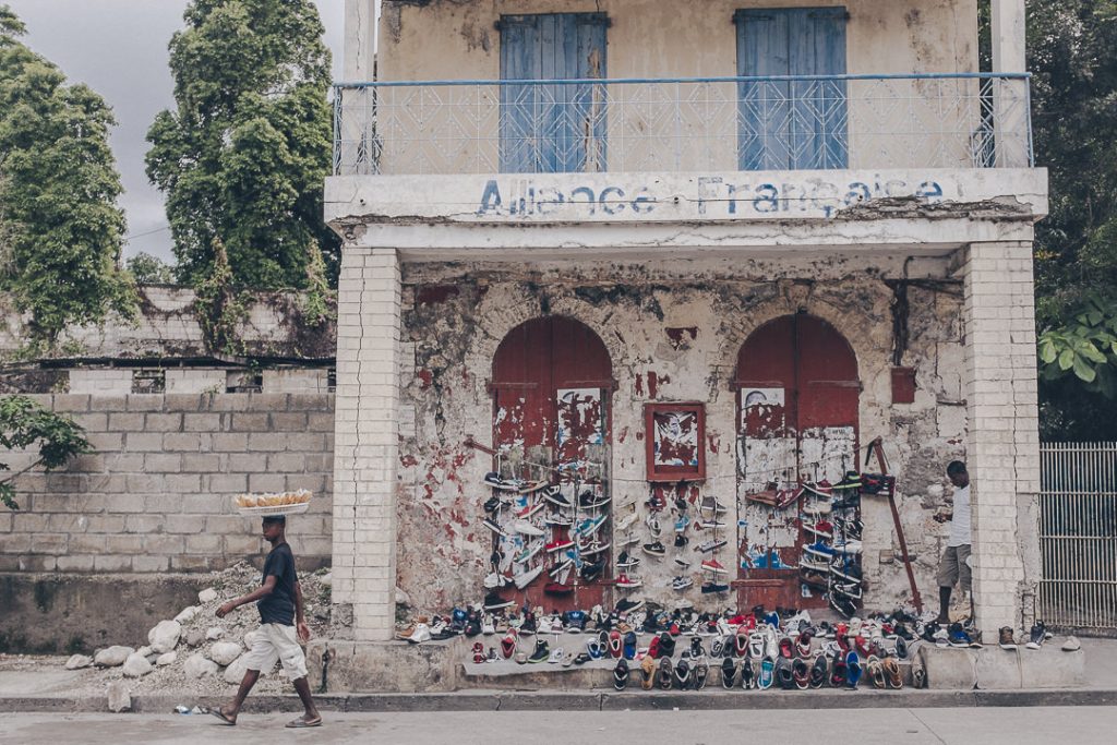 Les vendeurs de rue devant l'ancien bâtiment de l'alliance française de Jacmel - Haïti