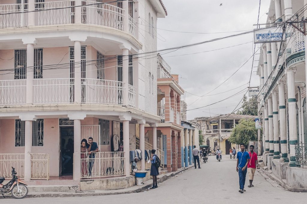 rue animee de Jacmel - visiter Jacmel Haiti