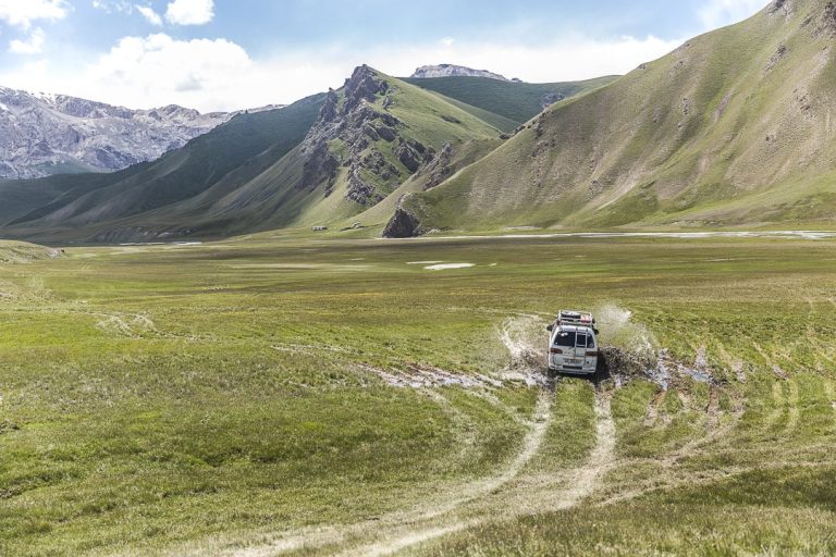 Sol trempé au lac Köl-Suu - Kirghizstan