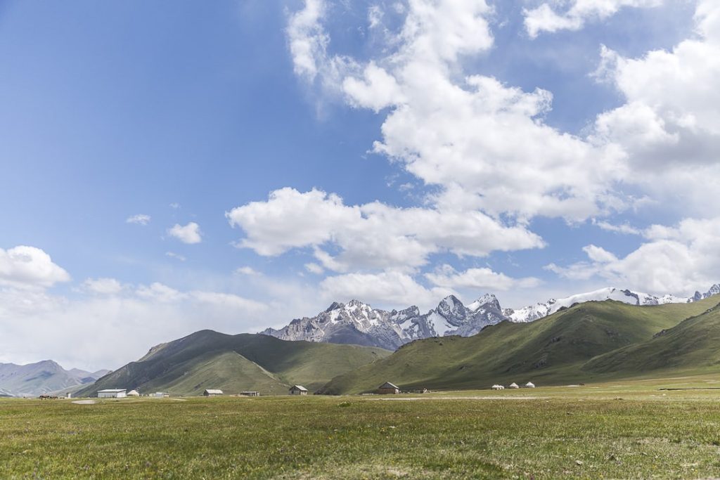 Camp au bord de la rivière - Kirghizstan