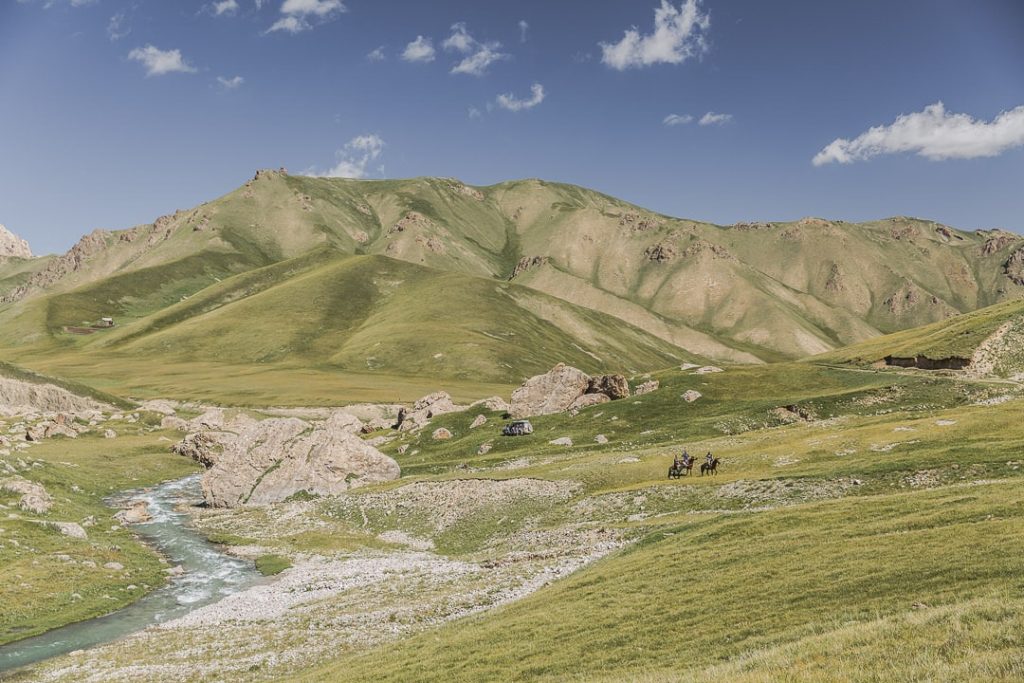 Voyage au Kirghizstan - road trip au lac Kol Suu chevaux en route vers kol suu