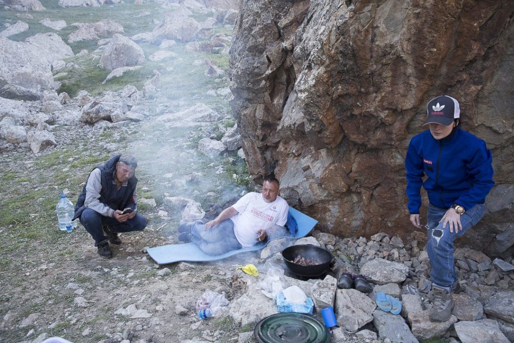 diner au lac Köl-Suu - Kirgizstan