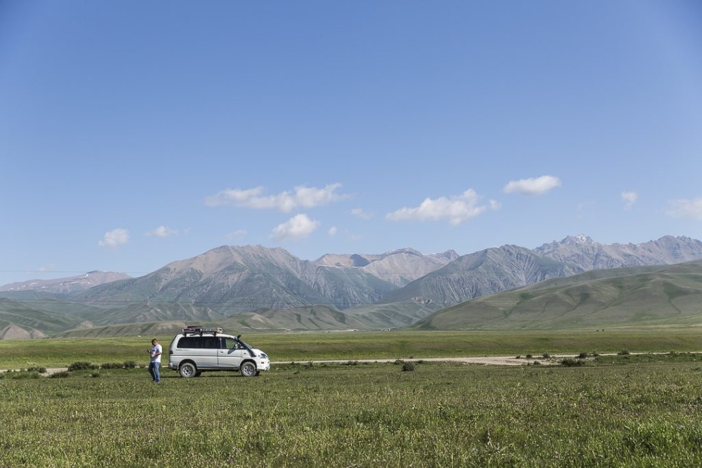 Traverser les plaines vertes en direction du lac Kol Suu - Kirghizstan