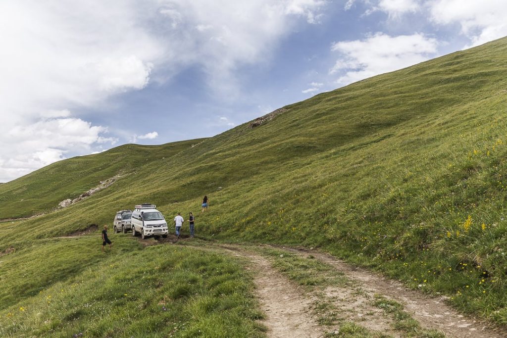 Passage délicat sur la route du lac Köl-Suu - Kirgizstan