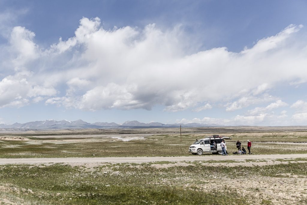 Pique-Nique en bord de piste - Sur la route du lac Köl-Suu, Kirghizstan