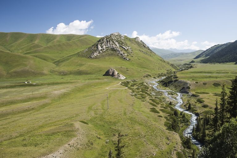 Paysage sur la route du lac Kol Suu dans le région de Naryn au Kirghizstan