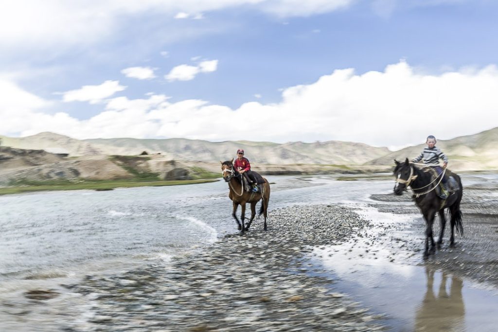 Traverser la rivière guidés par des enfants - Lac Köl Suu Kirghizstan