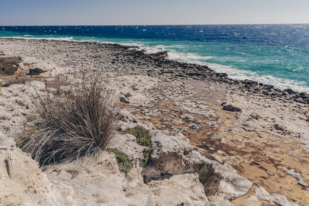 de la plage à la mer adriatique sur les rives des Pouilles
