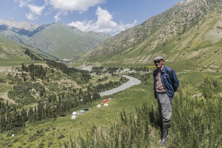 Guide pratique détaillé pour préparer son voyage au Kirghizstan. Que voir ? Que faire ? Où loger ? Que prendre dans son sac à dos ?
