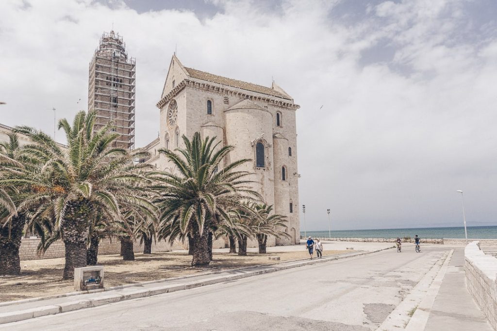 Cathédrale romane de Trani construite sur les bords de la mer Adriatique