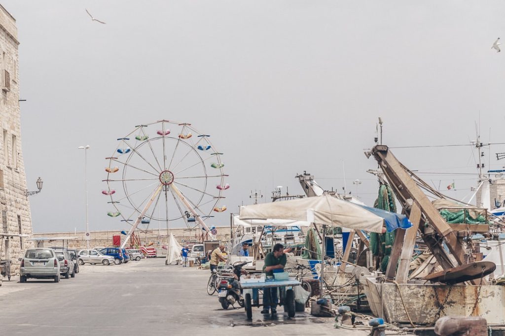 Vente de poisson frais sur le port de Trani