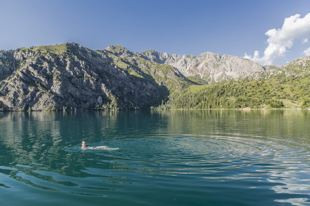 Voyage au Kirghizstan sur la route de la soie - Baignade au Lac Sary-Chelek_