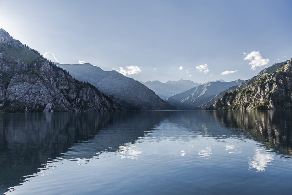 Voyage au Kirghizstan sur la route de la soie - quand le soleil se cache au Lac Sary-Chelek_