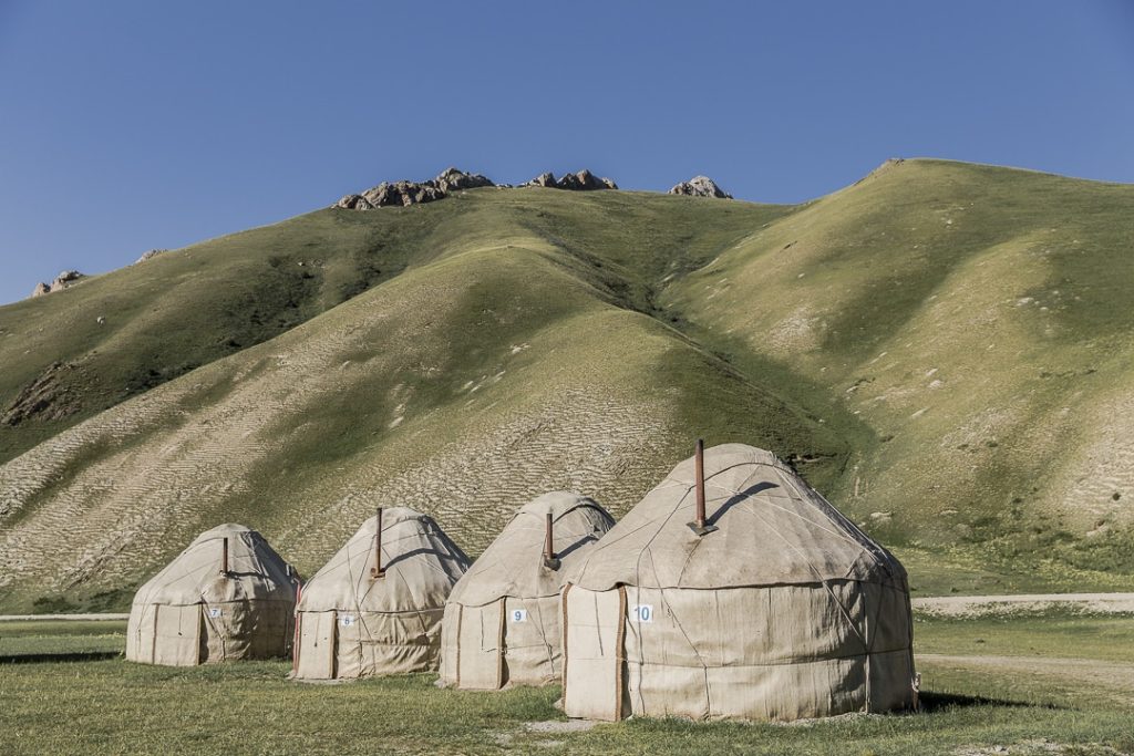 Dormir en Yourte est un incontournable au Kirghizstan. Le camp de Yuri en amont de Tach Rabat est une très bonne adresse