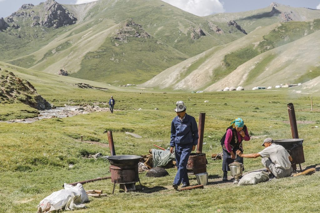 Les camps de nomades au Kirghizstan sont souvent installés au bord d'une rivière. On s'y réunit pour faire (entre autre) la cuisine