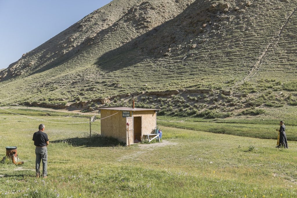Bénédiction du sauna sous le regard bienveillant de Youri - Kirghizstan