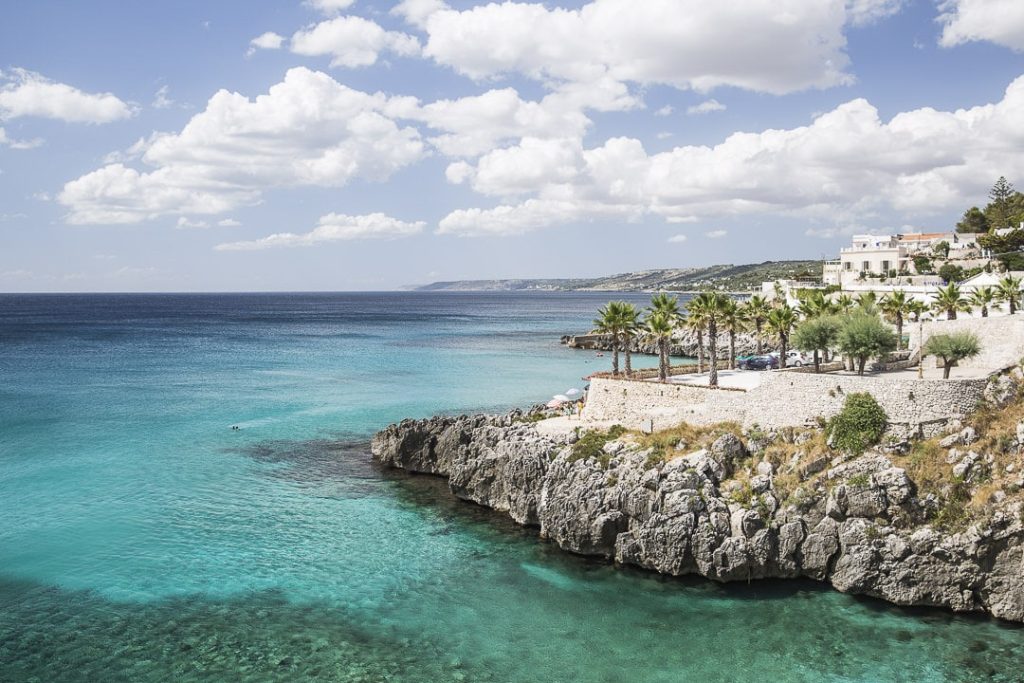 Village sur les côtes de la mer Adriatique entouré d'eaux cristallines turquoise