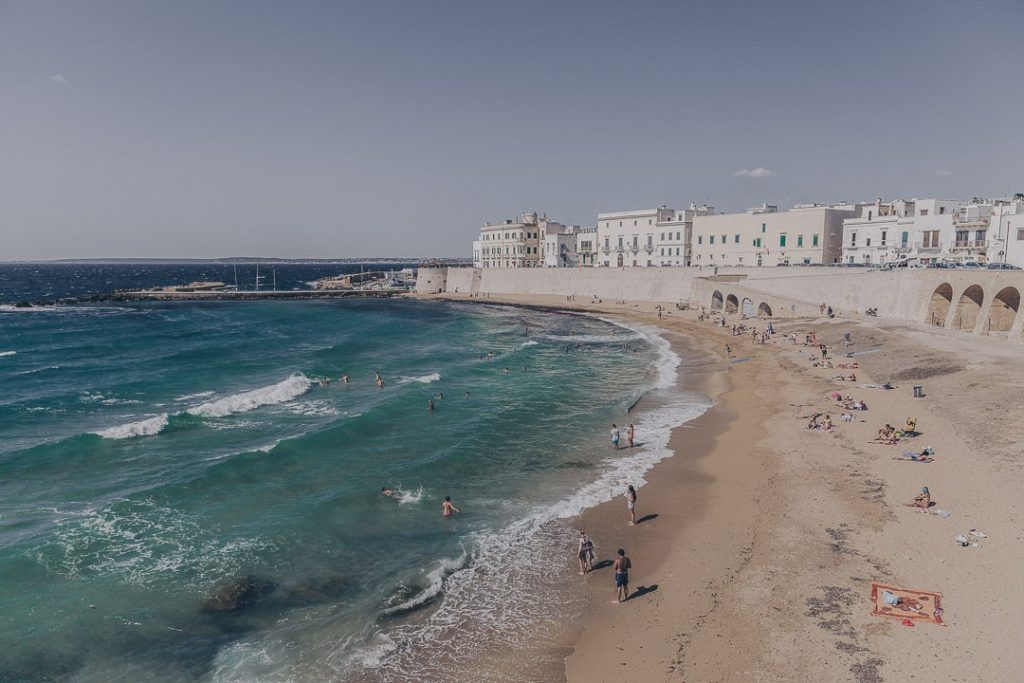 Plage et mer turquoise bordant les murs d'enceinte de la ville de Gallipoli