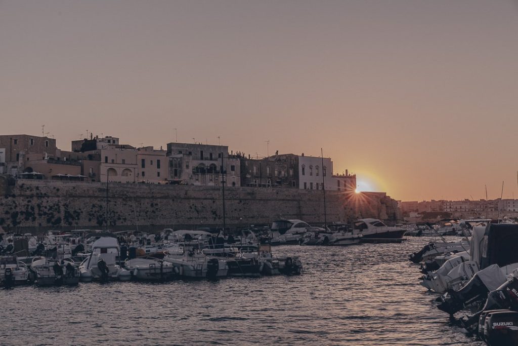 coucher de soleil sur le port d Otrante dans le Salento