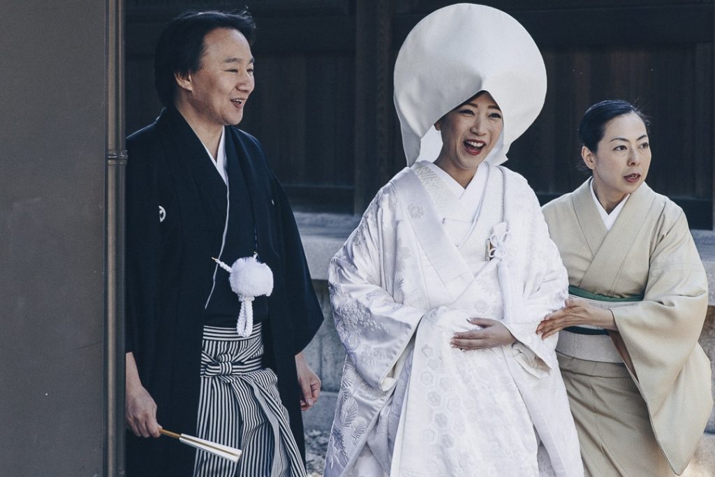 Mariée tout sourire au sanctuaire de Meiji-Jingu à Tokyo #tokyo #japon