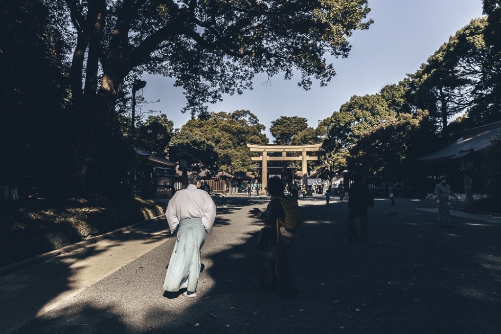 Entrée au temple Meiji-Jingu, l'un des plus grands sanctuaires de Tokyo avec un prêtre #tokyo #visitjapan