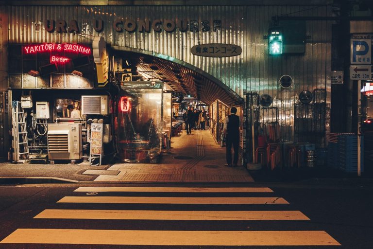Passage sous les rails de Yurakucho, Tokyo