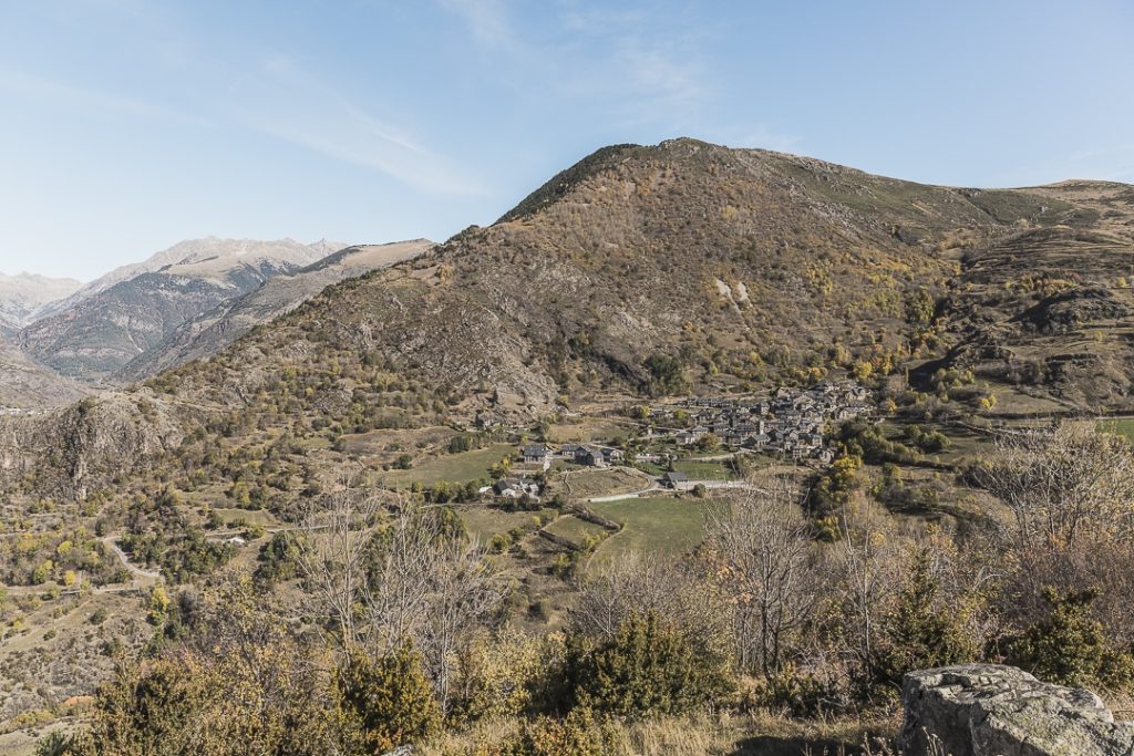 Vue sur la Vall de Boí - Le village de Durro en contrebas de Sant Quirc de Durro #macatalogne #catalogne #unesco