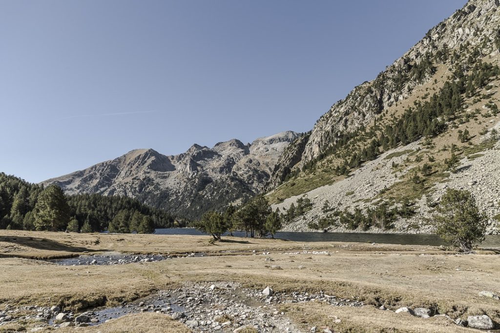 Le lac Llong dans le parc Aiguestortes en Catalogne