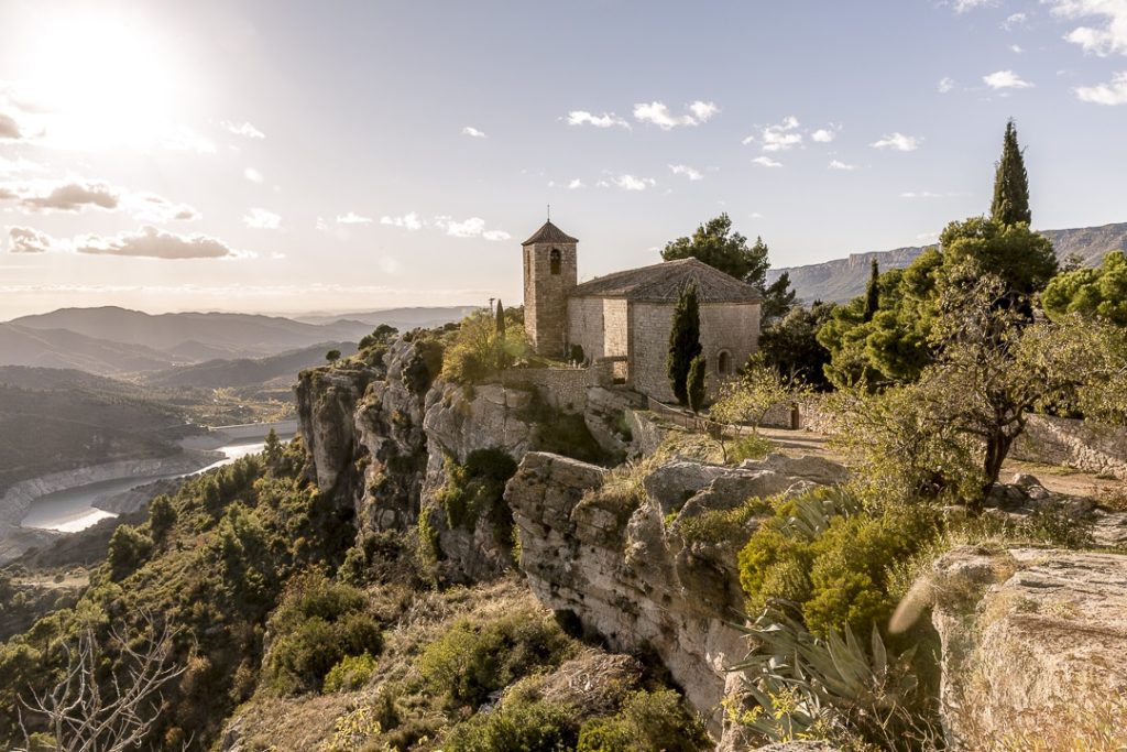 Eglise romane du village de Siurana en Catalogne #roadtrip #catalogne