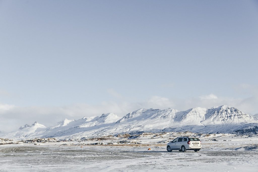 voiture dans un paysage enneigé d'Islande