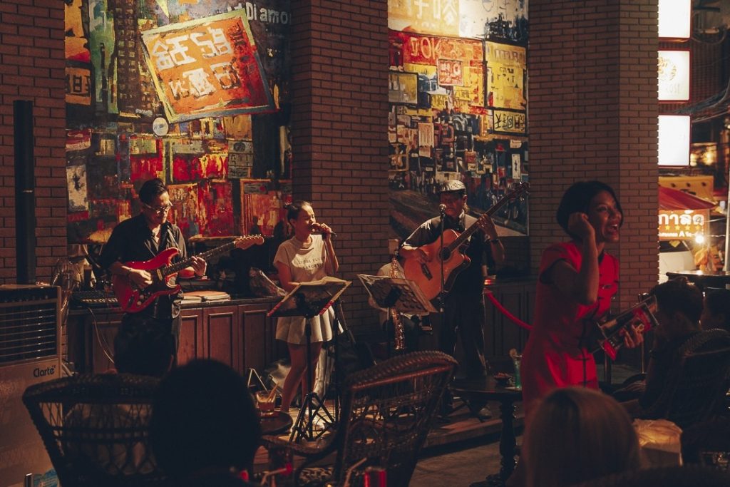 Où dormir à Bangkok ? - Le Shanghai Mansion propose chaque soir d'écouter du Jazz sur leur terrasse #thailande #bangkok #guide