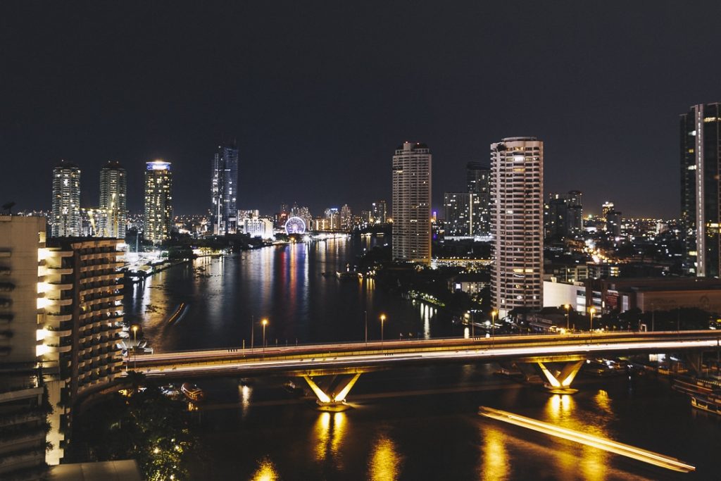 Vue de nuit sur Bangkok depuis le Shangri-La au bord du fleuve Chao Phraya