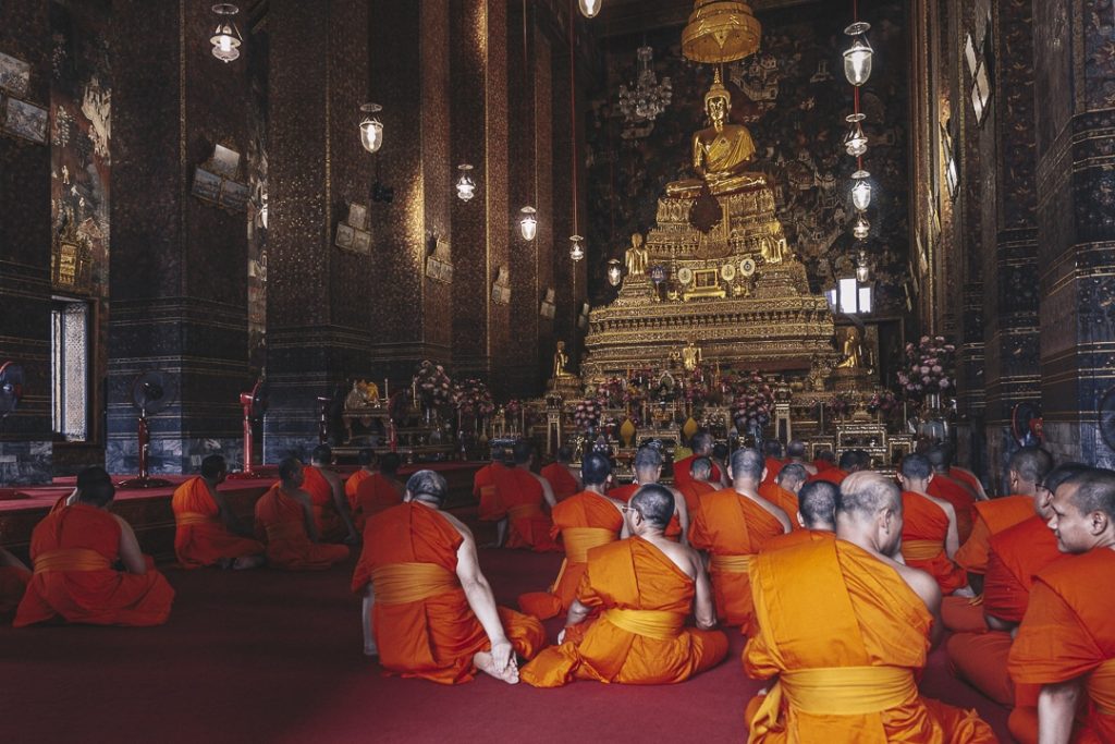 Prière dans un temple de Bangkok #thaïlande #bangkok #asie