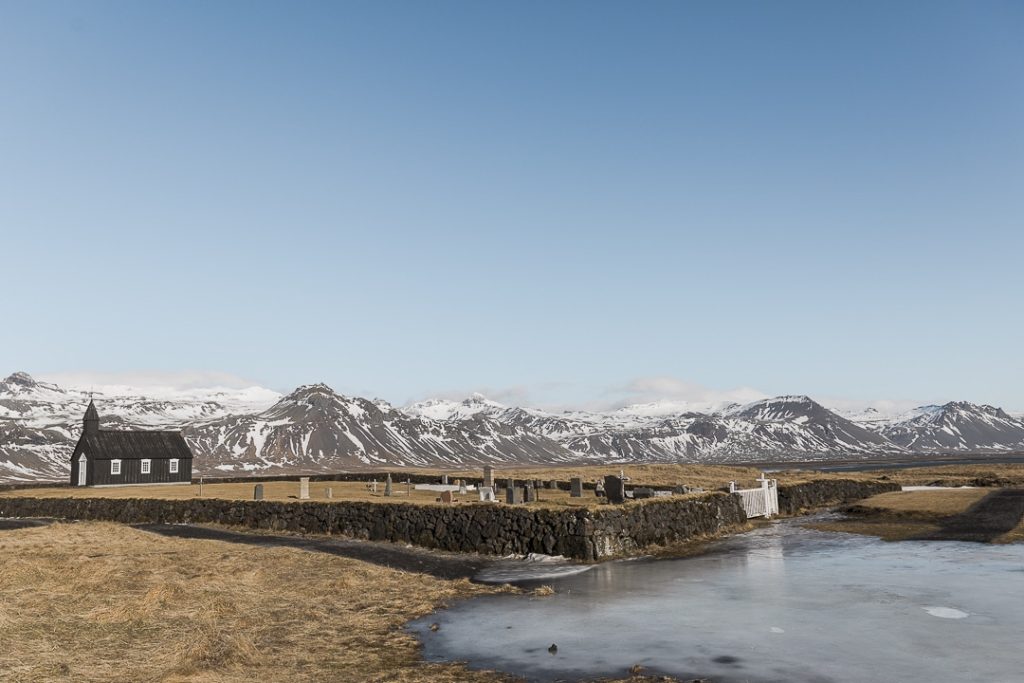 église noire et montagnes enneigées à Snæfellsnes