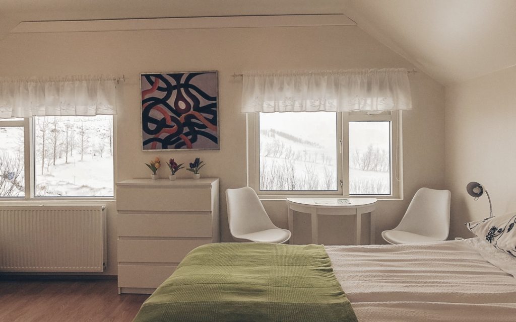 chambre dans l'esprit nordique donnant sur un paysage enneigé