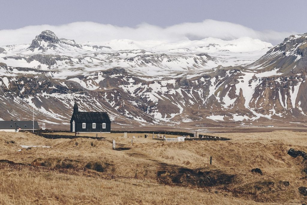 Un road trip en Islande sur la péninsule de Snæfellsnes = jamais sans un stop à l'église de Bodir ! #islande #roadtrip