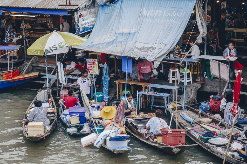 Le marché flottant d'Amphawa se situe à quelques dizaines de kilomètres de Bangkok et vaut le détour lors d'un séjour de 3 jours à Bangkok #thailande #bangkok