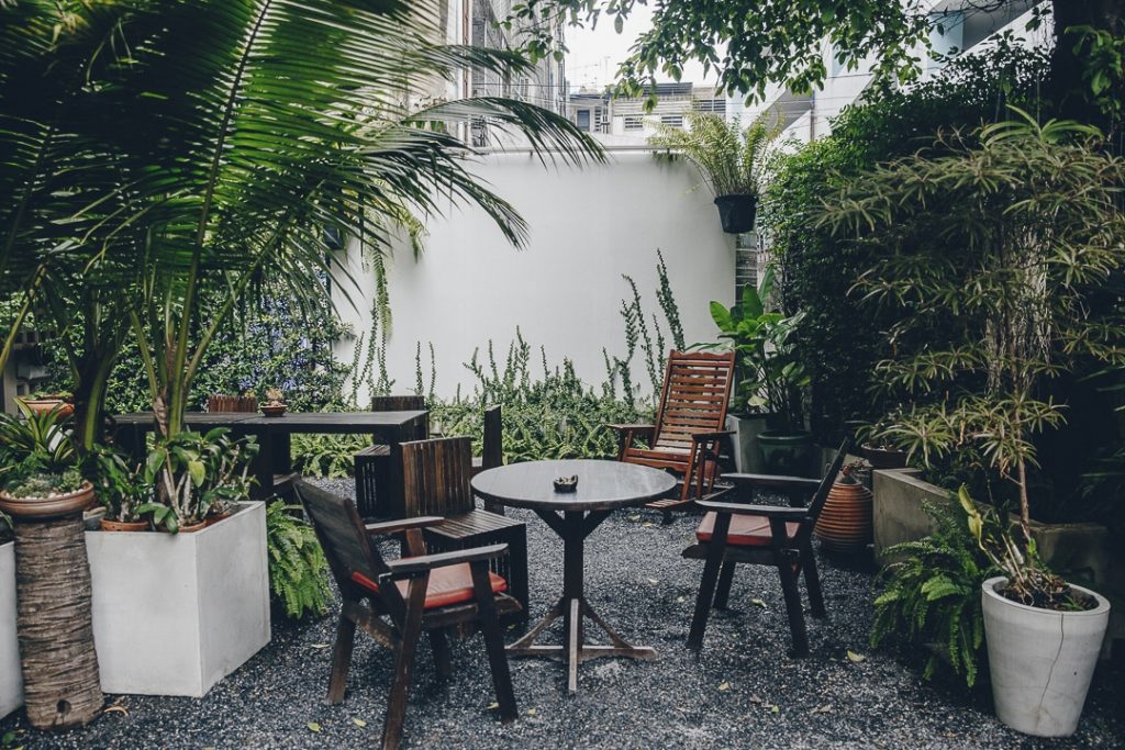 Le petit jardin du Yim Yam hostel pour une pause idéale entre 2 visites. #bangkok #thailande